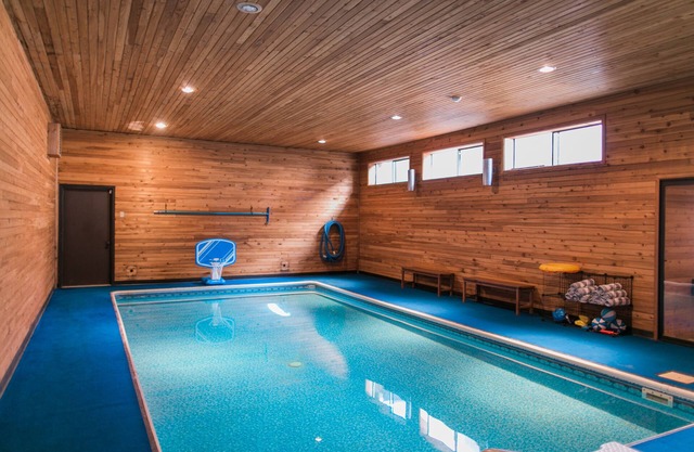 *Indoor Pool* Stay and Play Family Home in Spokane