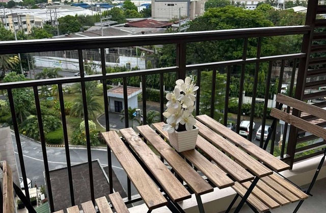 Indulge in Elegance: Premium 2BR Staycation Near Eastwood City+ free pool access