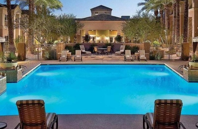 Indulge in Home Like Comfort! Short Drive to Desert Botanical Gardens, w/Pool!
