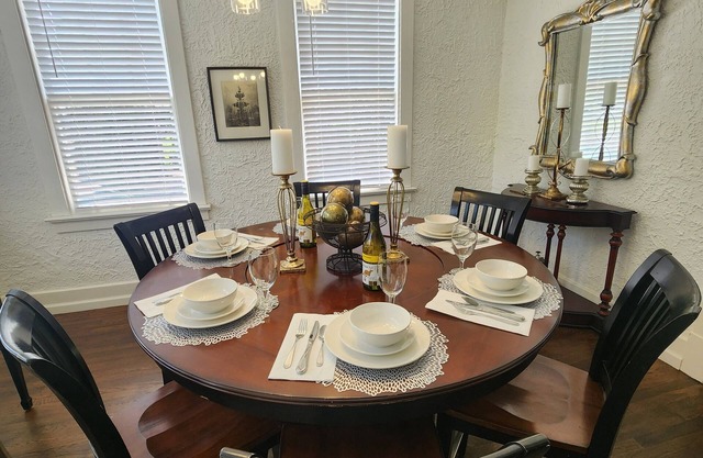 Indulgent Downtown Retreat - Beautiful Historic Home - 10 Guests - 6 Beds