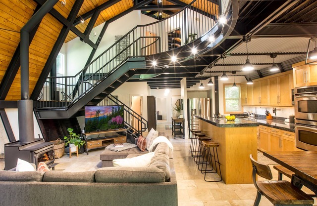 Industrial Chic Mountain Chalet near Mt Baker!