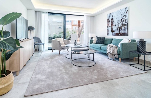 INF3.2L- Modern city apartment, families only