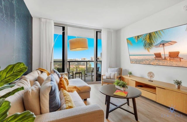 Infinite Views + Amazing Pool + Gym + Near Beach
