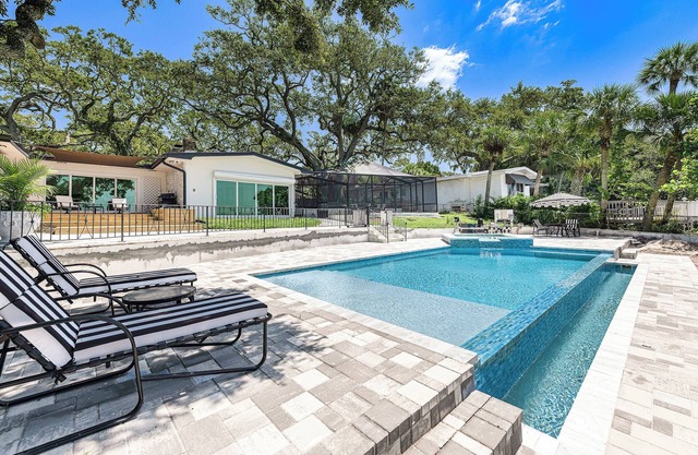 Infinity Pool + Dolphins! Bayfront Retreat