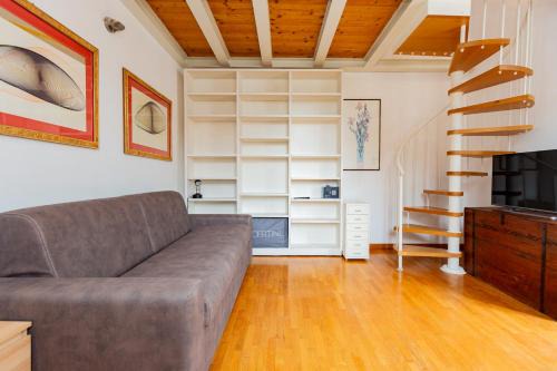 INGEGNOLI1 Bright top floor apartment