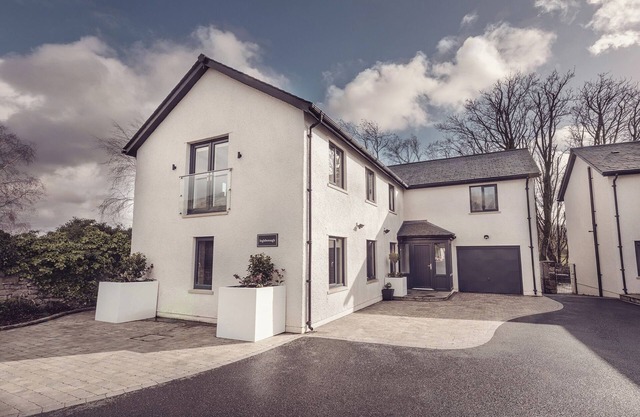 INGLEBOROUGH, pet friendly, with hot tub in Kirkby Lonsdale