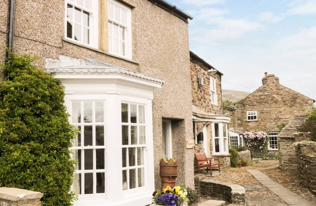 INGLENOOK, family friendly, with open fire in Reeth