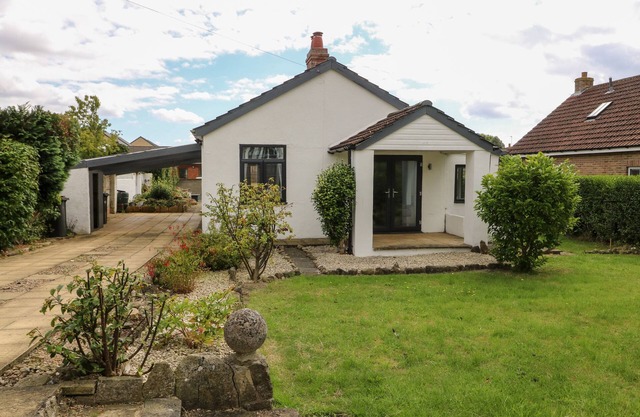 INGLENOOK, pet friendly, character holiday cottage in Ripon