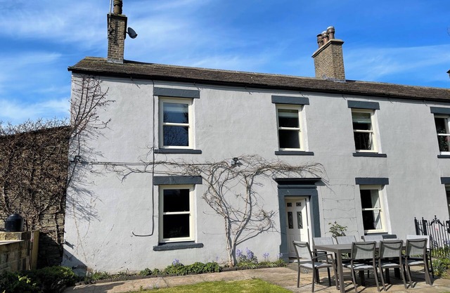 INGS HOUSE, pet friendly, character holiday cottage in Hawes