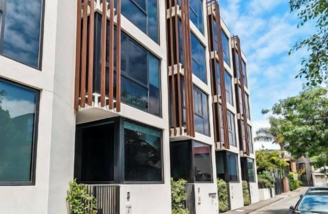 Inner City 4 Level Luxury Townhouse+Lift. 3BR 3BTH