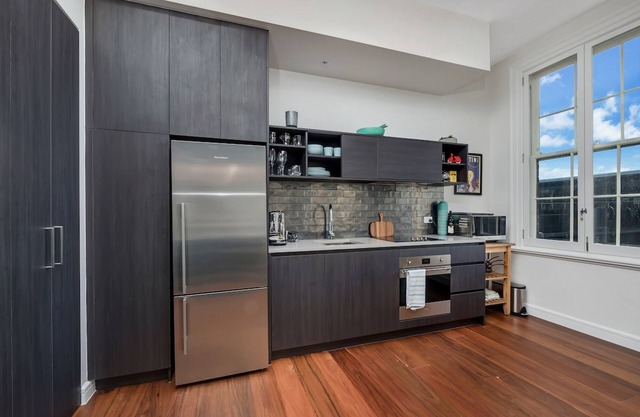 Inner-City apartment minutes walk to dining hubs