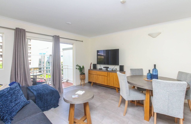 Inner City One Bedroom Apartment, Inner City One Bedroom Apartment with Kitchen