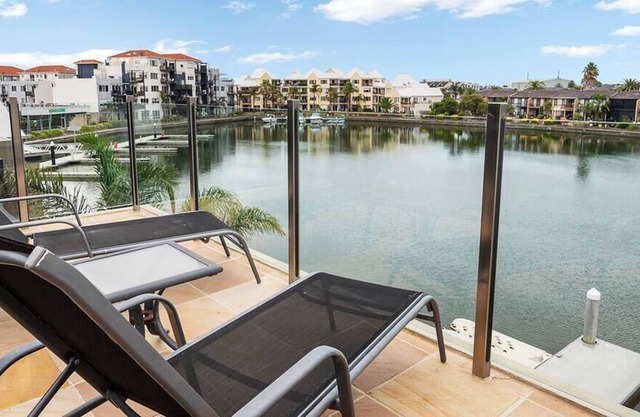 Inner Harbour - Luxe townhouse with a water view