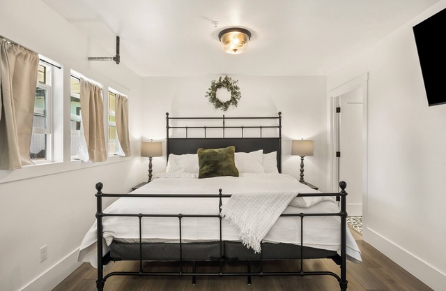 Intimate Sisters Cottage B