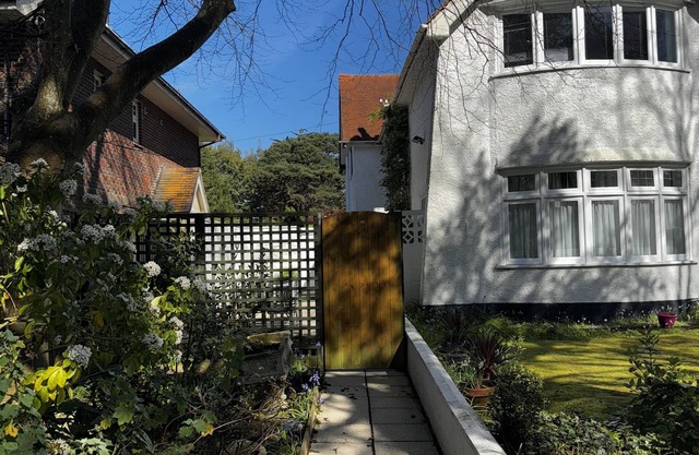 Inviting 2-Bed Apartment in Poole