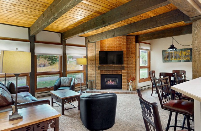 Inviting condo near Steamboat Ski Resort with pool & hot tubs