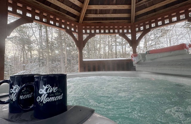 Inviting Condo w Fire Place & Hot Tub