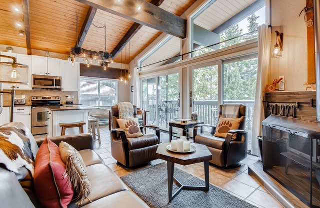 Inviting Cozy East Vail Condo On Gore Creek! 008412