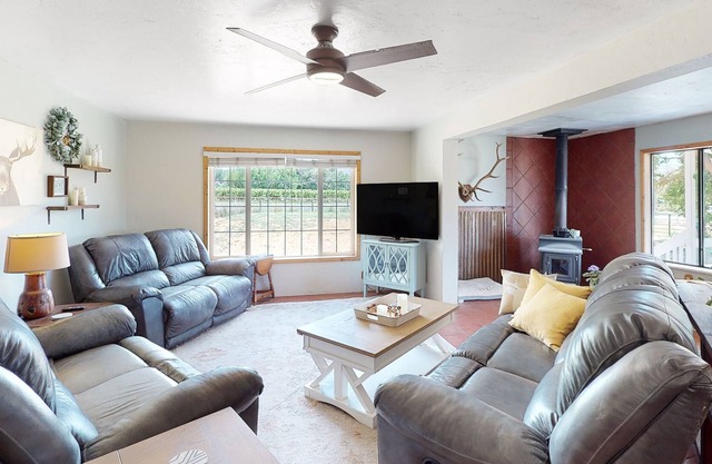 Inviting dog-friendly home with hot tub, full kitchen, grill, & W/D