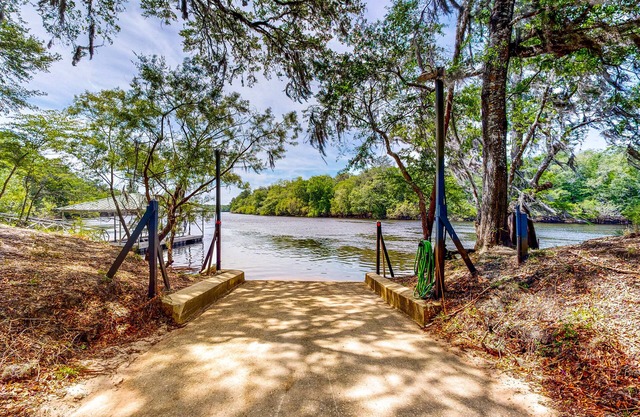 Inviting, dog-friendly homes & bungalow with water views & boat ramp