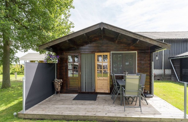 Inviting holiday home in Zwiggelte with garden