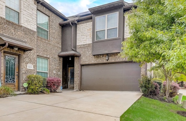 Inviting home with golf nearby, full kitchen, patio, central AC, & W/D
