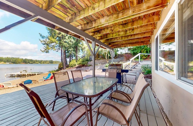 Inviting home with amazing lake/mountain views, dock & kayaks