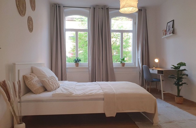 Inviting, light-flooded 2-room apartment, lovingly decorated awaits you.