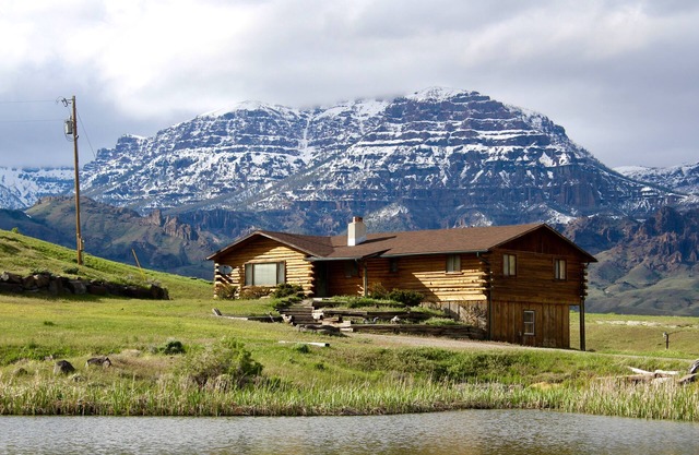 Inviting Log Home in Quiet Valley near Yellowstone