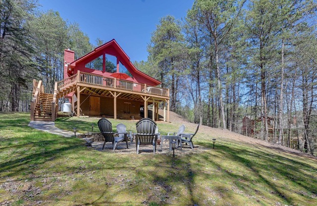 Inviting Murphy Cabin w/ Fire Pit + Mountain Views