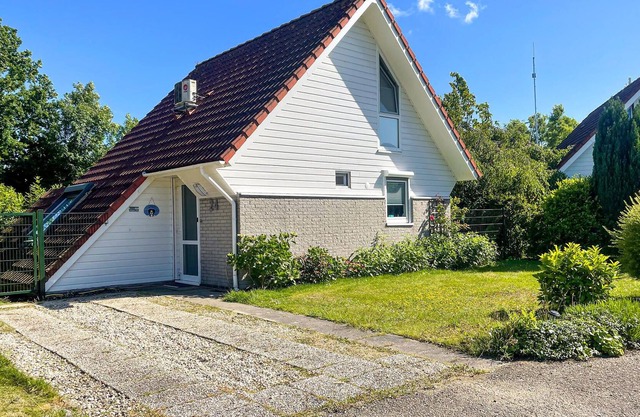 Inviting, quietly located cottage with various family-friendly facilities close to the house.