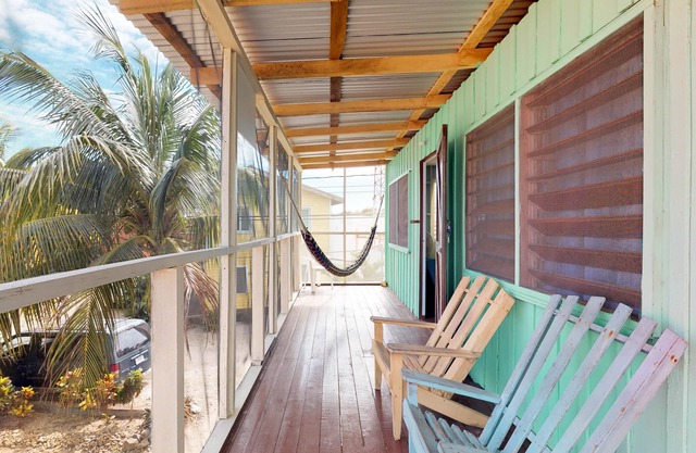 Inviting Renovated Cabana w/WiFi - Walk to Shops, Restaurants, and the Beach
