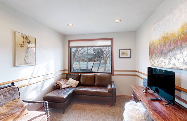 Inviting retreat with elegant furnishings, streaming & partial AC - near golf
