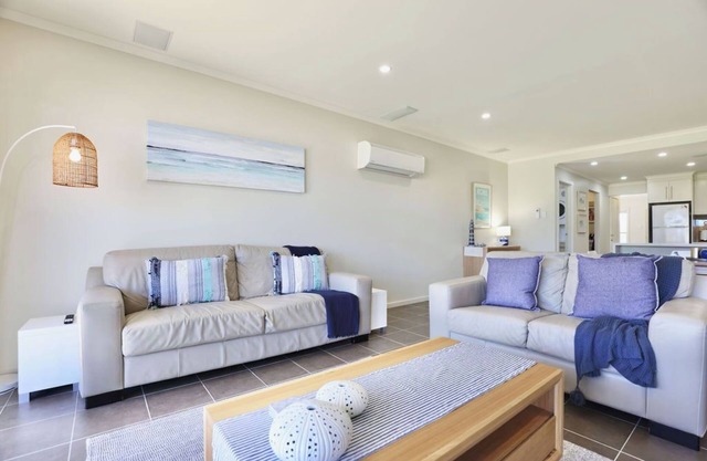 Iona Blue 3 bedroom Townhousen200m to restaurants & shops