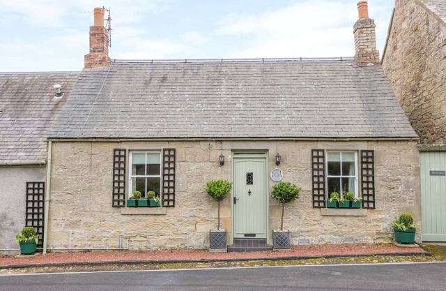 IONA COTTAGE, pet friendly, country holiday cottage in Duns
