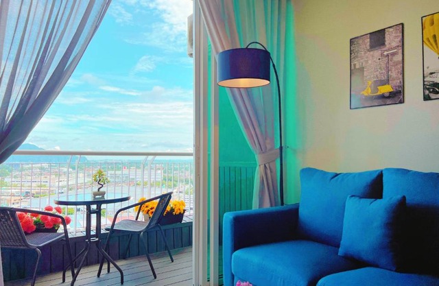 Ipoh Family Suite W Balcony -8PAX- FREE Parking by AfterTea Home