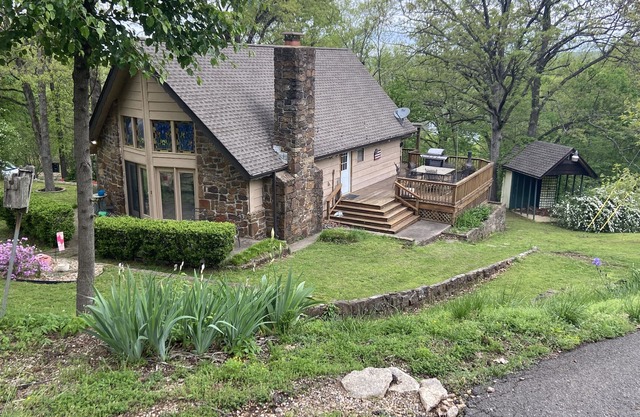 “Iris Cottage” - Cozy Cabin that Sleeps 10