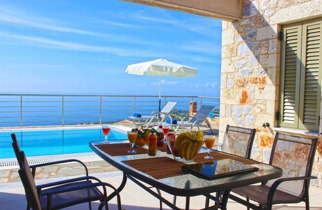 IRIS, Luxury Villa with Private Pool in Stoupa