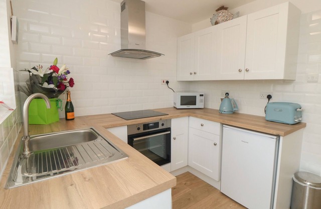 IRIS, pet friendly, character holiday cottage in Bridlington