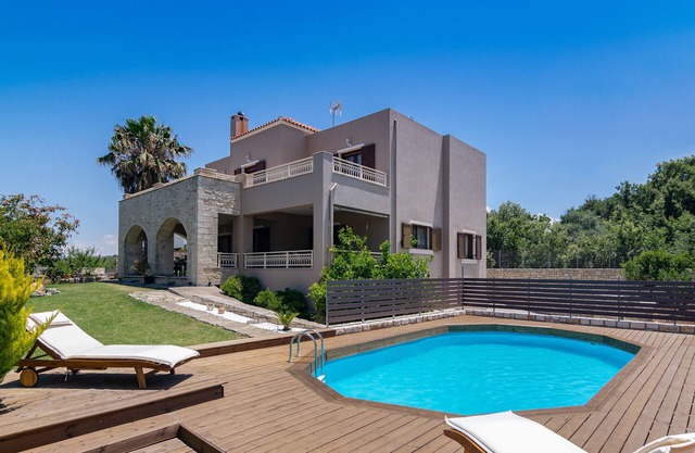 Iris villa for 8, pool, near taverns & mini markets