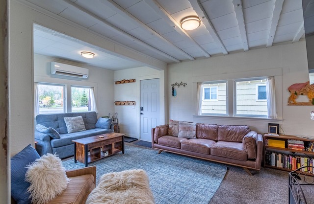 Iron Goat Getaway in cozy mountain town near hikes & Stevens Pass