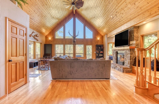 Iron Mountain: Luxe Mountain Cabin w/ Hot Tub, Fireplace & Game Room