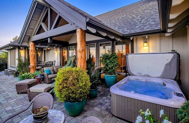 Ironstone Lodge - Luxury Living and Mountain Views