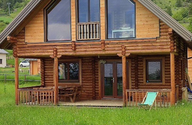 Irresistible log cabin, facing south, valley view, close to trails and hiking.