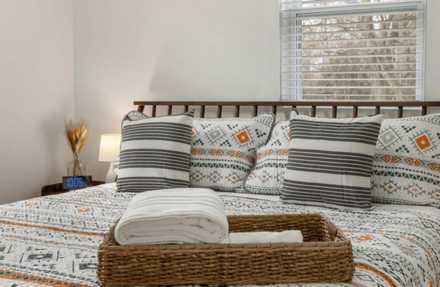 Irresistible Boho Get Away w/ KING Bed!