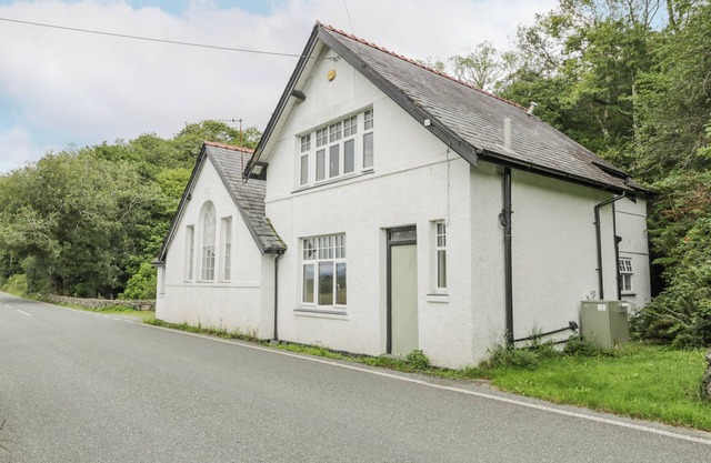 IS Y DERI, pet friendly, character holiday cottage in Harlech