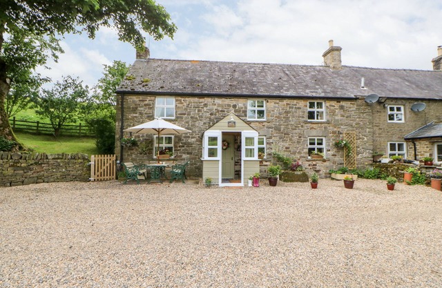 ISAACS COTTAGE, pet friendly, character holiday cottage in Allendale