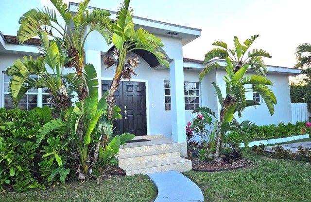 Island Comfort near both Lyford Cay and Albany Resort, Marinas and Golf Courses