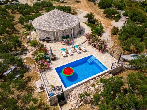 Island Getaway - Heritage House