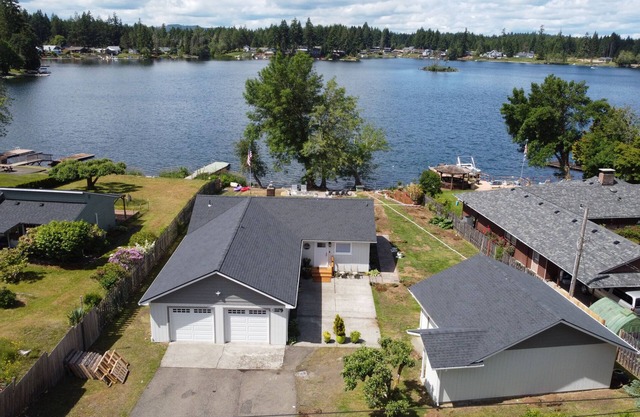 Island LakeHouse - Waterfront Home -3BD Beach & Kayaks, Game Room
